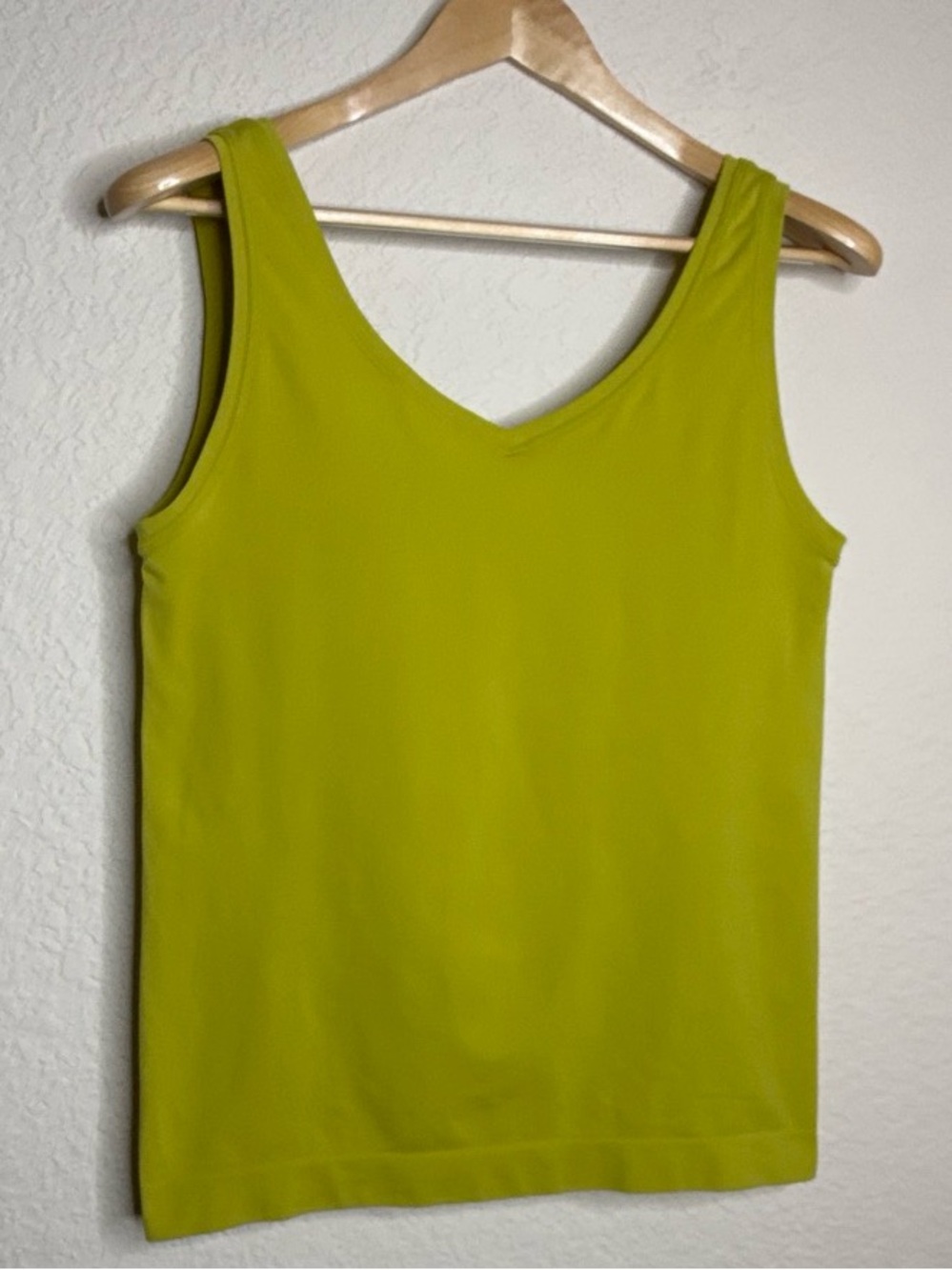 White House Black Market Chartreuse Convertible V Scoop Neck Seamless Tank Sz L